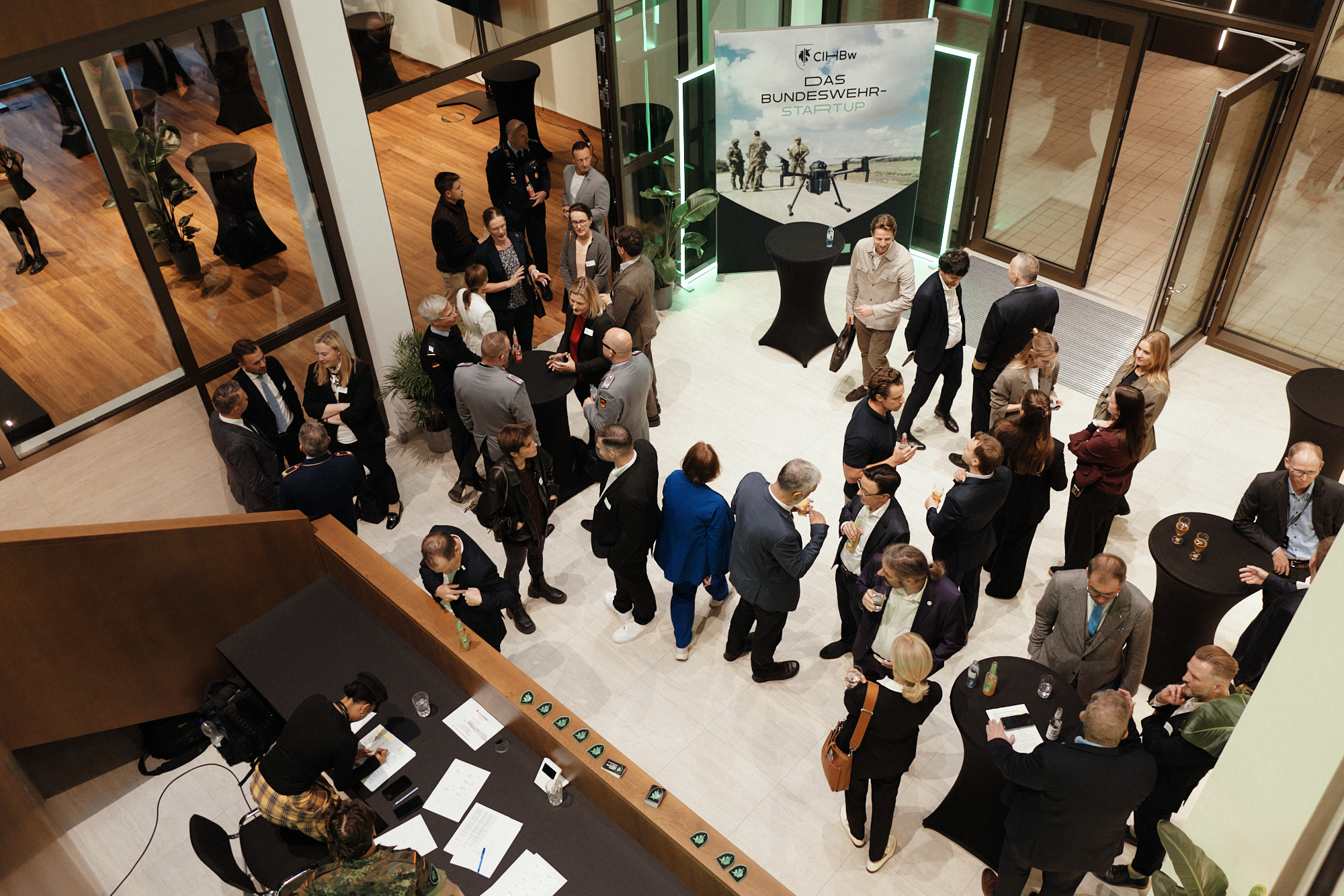 Blick von oben in das Foyer des neuen Office des Cyber Innovation Hub der Bundeswehr.