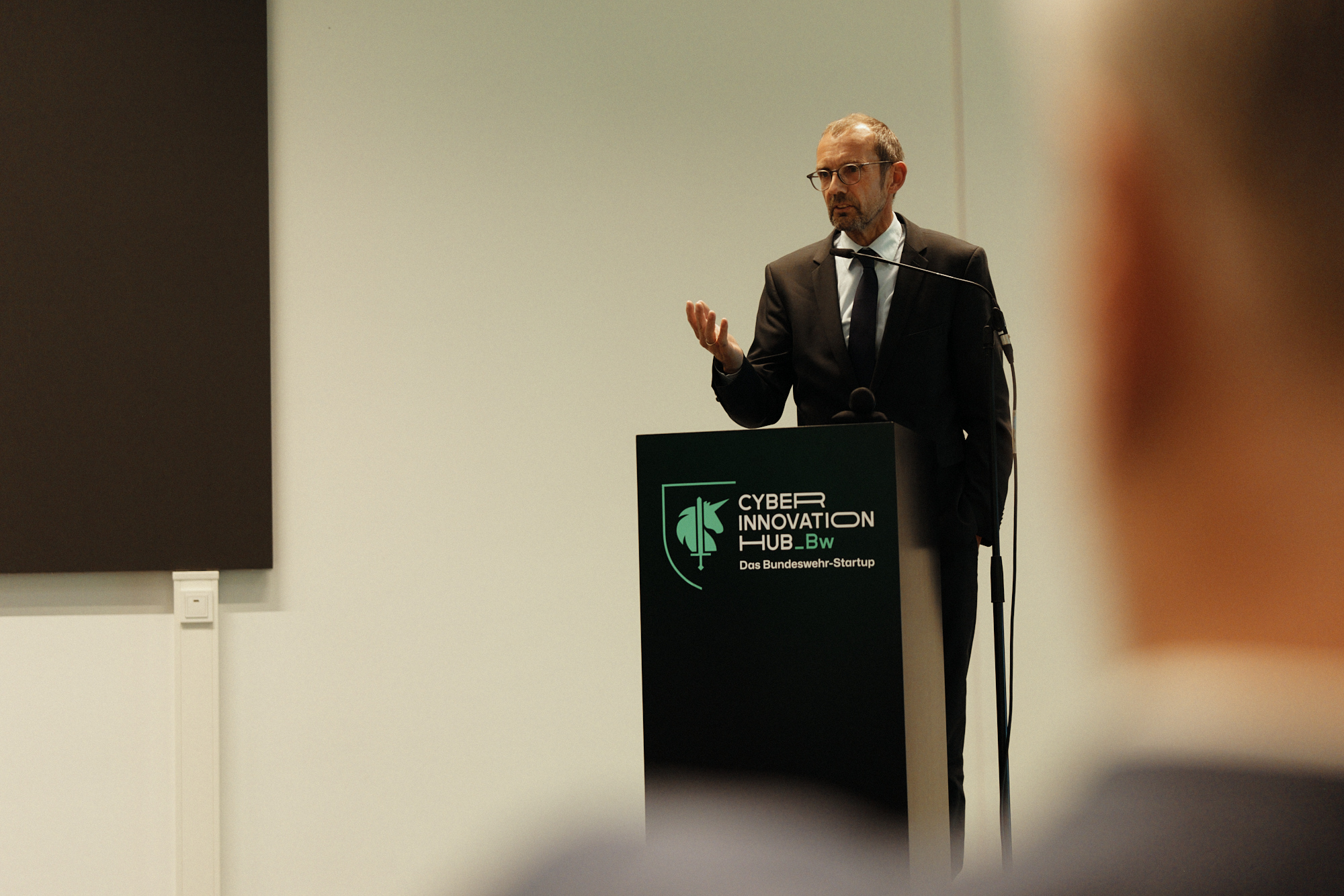 Der Vorsitzende des Verteidigungsausschusses Thomas Röwekamp MdB bei seiner Keynote.